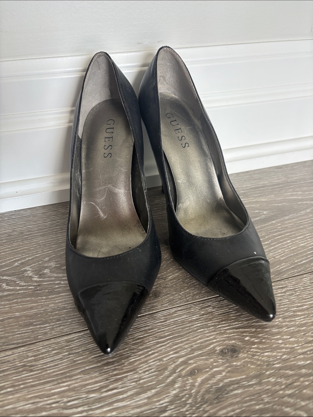 GUESS Black Pointed-Toe Patent Cap Pumps, size 6, 4 inches